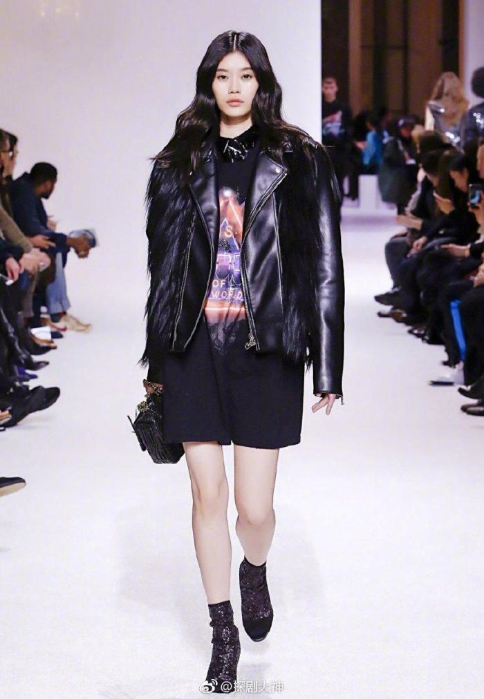 奚梦瑶摔跤风波后再上T台, 网友: 说好退休呢?