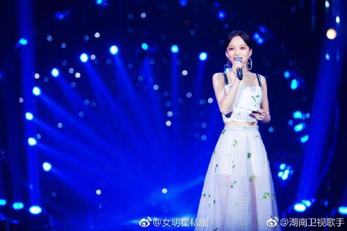 36岁张韶涵录《歌手》, 穿雪纺裙好清新, 换身搭配直接惊呆观众!