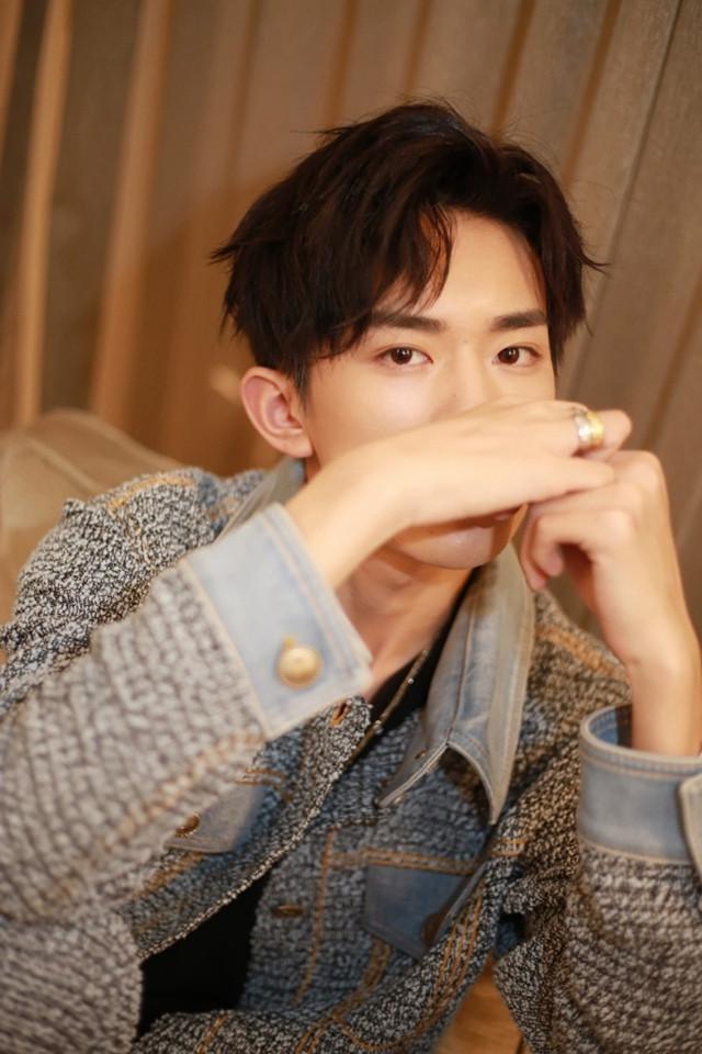 易烊千玺真会穿, 格莱美红毯惊艳众人, 网友: 这个少年帅的飞起!