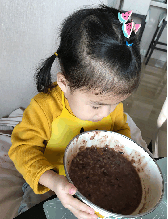 章子怡晒醒醒吃饭照片, 饭碗是亮点, 网友: 传说中姥姥带娃