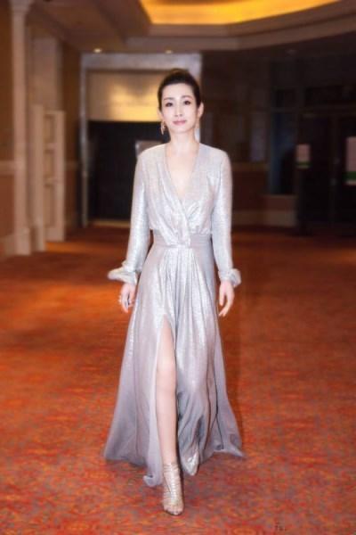 39岁秦海璐胆真大! 一身绿却配双红色高跟, 网友: 我可不敢这么穿