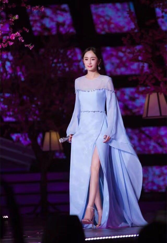 杨幂李沁同穿开叉长裙, 一位仙气满满, 一位却黯淡老气?