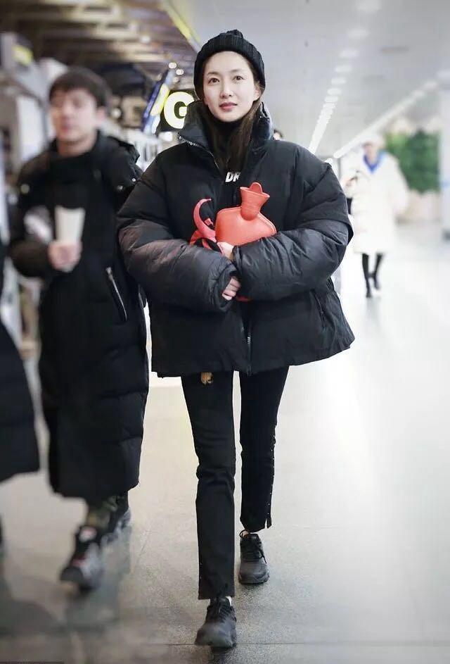 28岁唐艺昕与31岁江疏影, 机场又撞衫了, 网友: 输一次还不够?