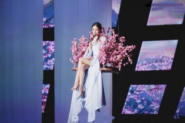 杨幂李沁同穿开叉长裙, 一位仙气满满, 一位却黯淡老气?