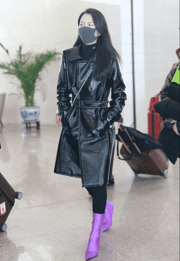 谭维维现机场, 脚上的紫色靴要1万多块, 网友: 白给我都不要!