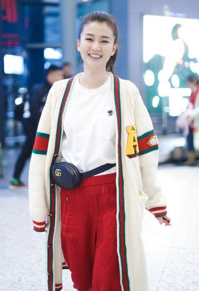 23岁乔欣衣品真好, 机场一条运动裤少女感十足, 今年流行这么穿?