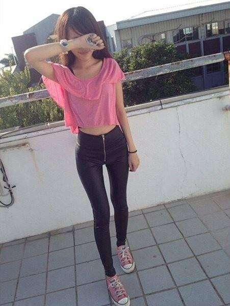 实拍: 女生穿牛仔裤不系腰带, 是不都会这样