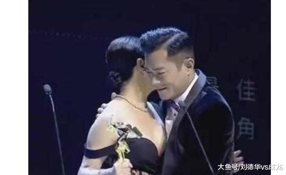 刘嘉玲颁奖典礼肩带滑落, 古天乐领奖全程盯着奖杯, 获网友点赞