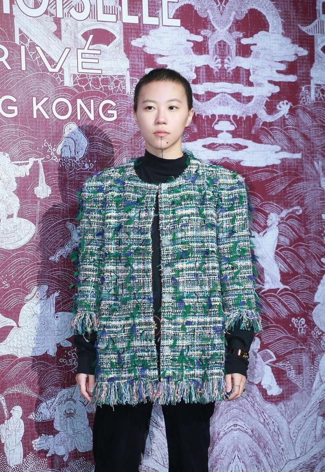 被窦靖童丑哭! 香奈儿三万外套穿出地摊货效果, 发布会成车祸现场