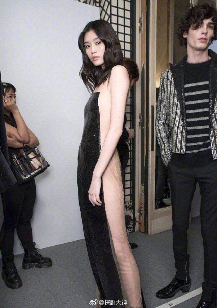 奚梦瑶摔跤风波后再上T台, 网友: 说好退休呢?