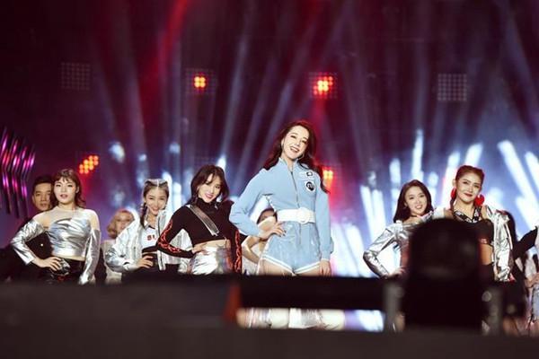 25岁娜扎与25岁热巴, 同穿连体短裤, 一个甜美可爱一个性感撩人!