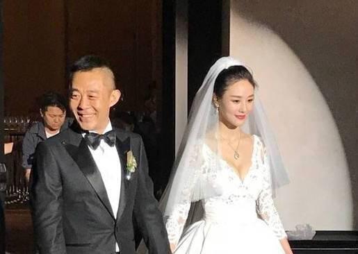 46岁杨坤 才泡到性感靓妹 报应就来了 侯勇笑了!