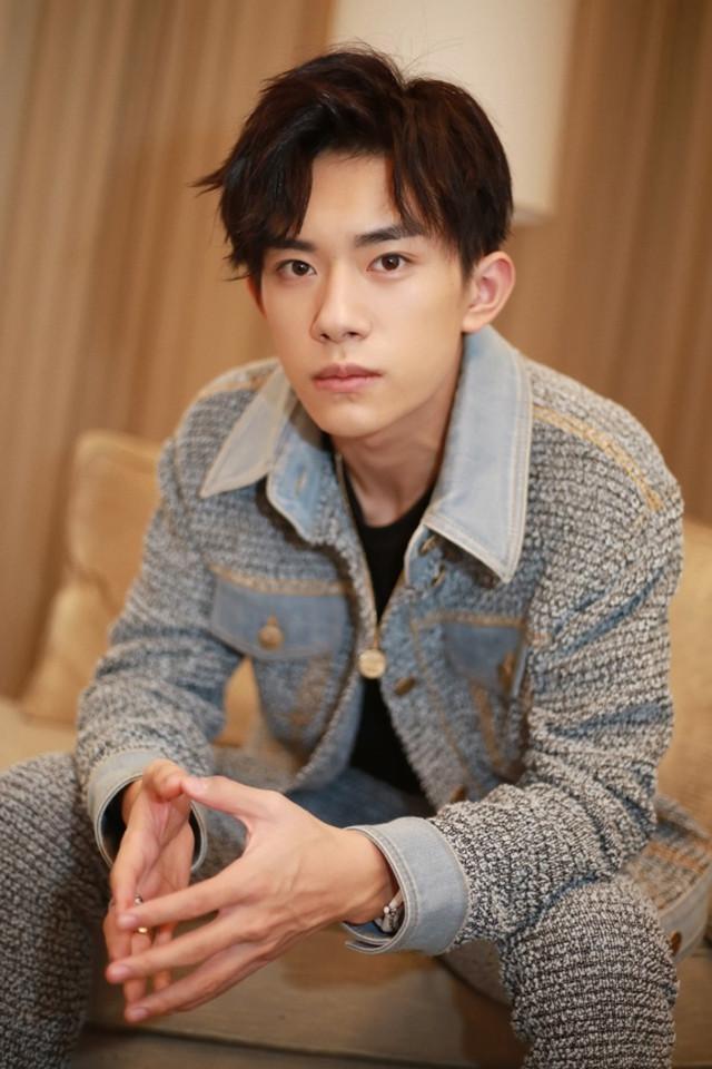 易烊千玺真会穿, 格莱美红毯惊艳众人, 网友: 这个少年帅的飞起!