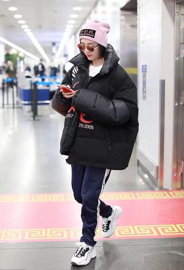 28岁唐艺昕与31岁江疏影, 机场又撞衫了, 网友: 输一次还不够?