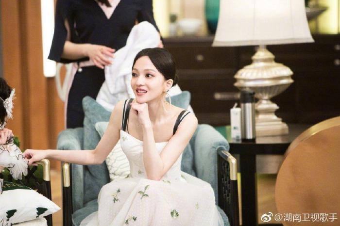 36岁张韶涵录《歌手》, 穿雪纺裙好清新, 换身搭配直接惊呆观众!