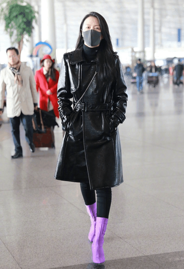 谭维维现机场, 脚上的紫色靴要1万多块, 网友: 白给我都不要!