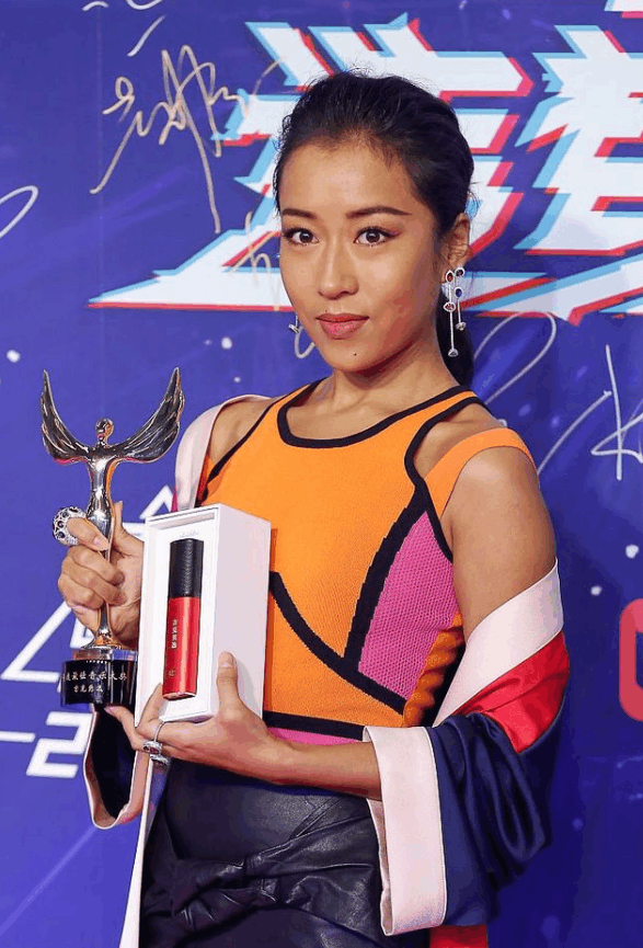 厉害了吉克隽逸! 直接穿睡袍走红毯, 但看到下半身的网友直呼心疼