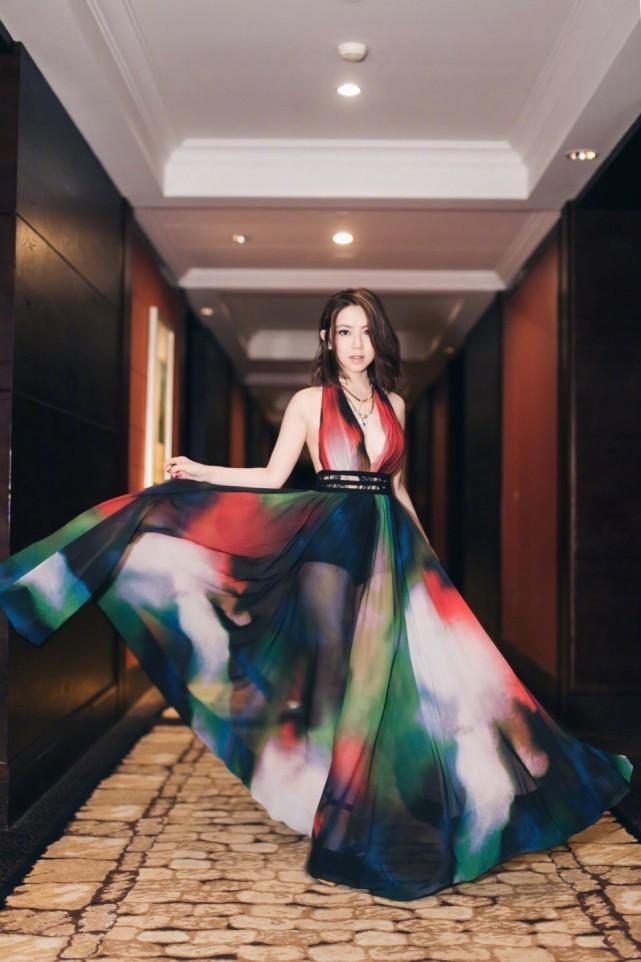 邓紫棋你别撩裙子了, 里面都被看到了, 网友: 我的天呐! 好性感