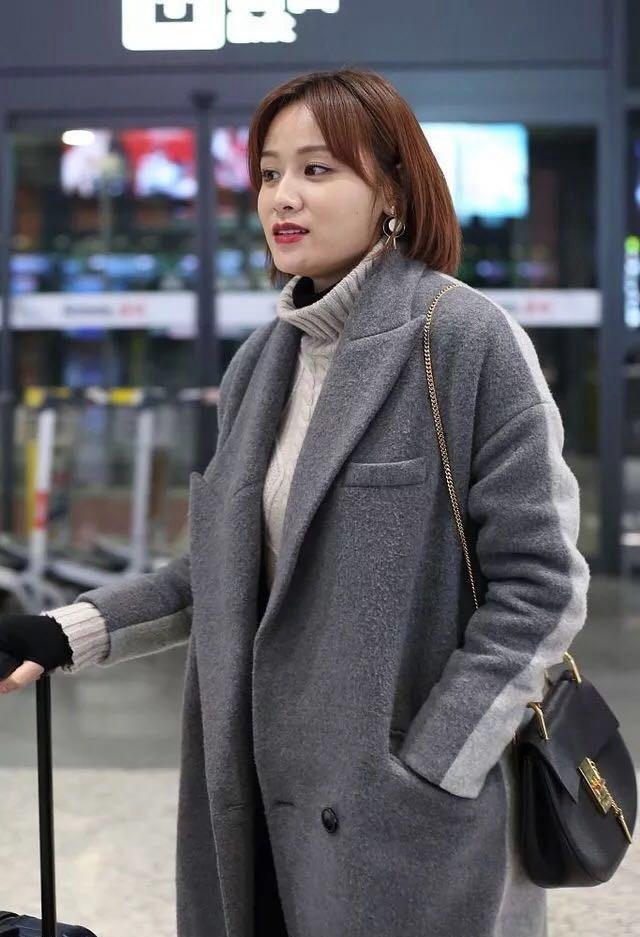 叶一茜这回终于穿对了, 大衣里面搭毛衣, 冬天这样穿美的很出众!