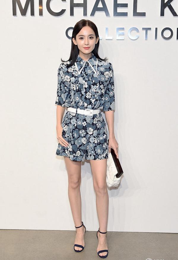 25岁娜扎与25岁热巴, 同穿连体短裤, 一个甜美可爱一个性感撩人!