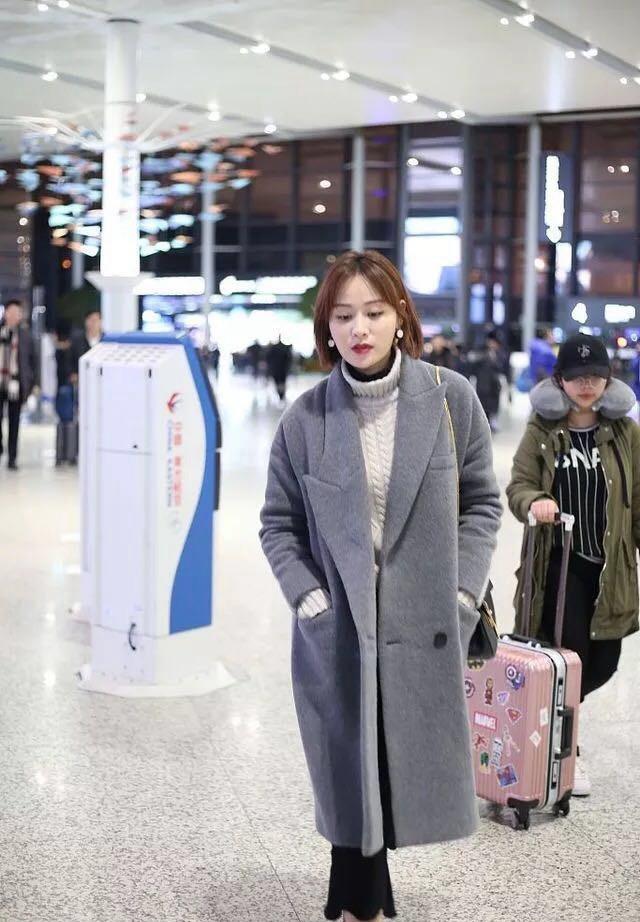 叶一茜这回终于穿对了, 大衣里面搭毛衣, 冬天这样穿美的很出众!