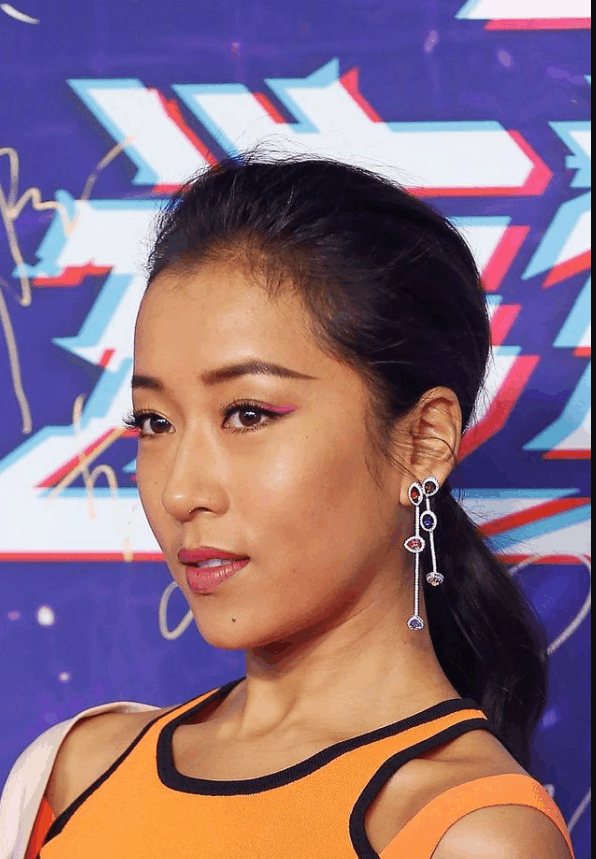 厉害了吉克隽逸! 直接穿睡袍走红毯, 但看到下半身的网友直呼心疼