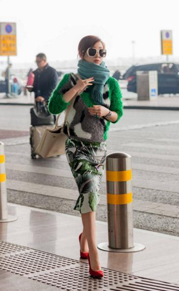 39岁秦海璐胆真大! 一身绿却配双红色高跟, 网友: 我可不敢这么穿