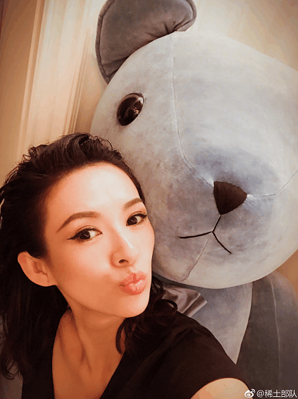 章子怡晒醒醒吃饭照片, 饭碗是亮点, 网友: 传说中姥姥带娃