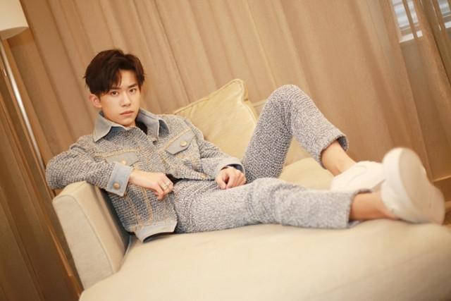 易烊千玺真会穿, 格莱美红毯惊艳众人, 网友: 这个少年帅的飞起!