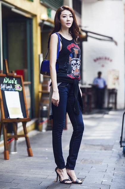 透视裙只服熊黛林! 胸前全靠一块布遮挡, 网友: 一个转身全看完了