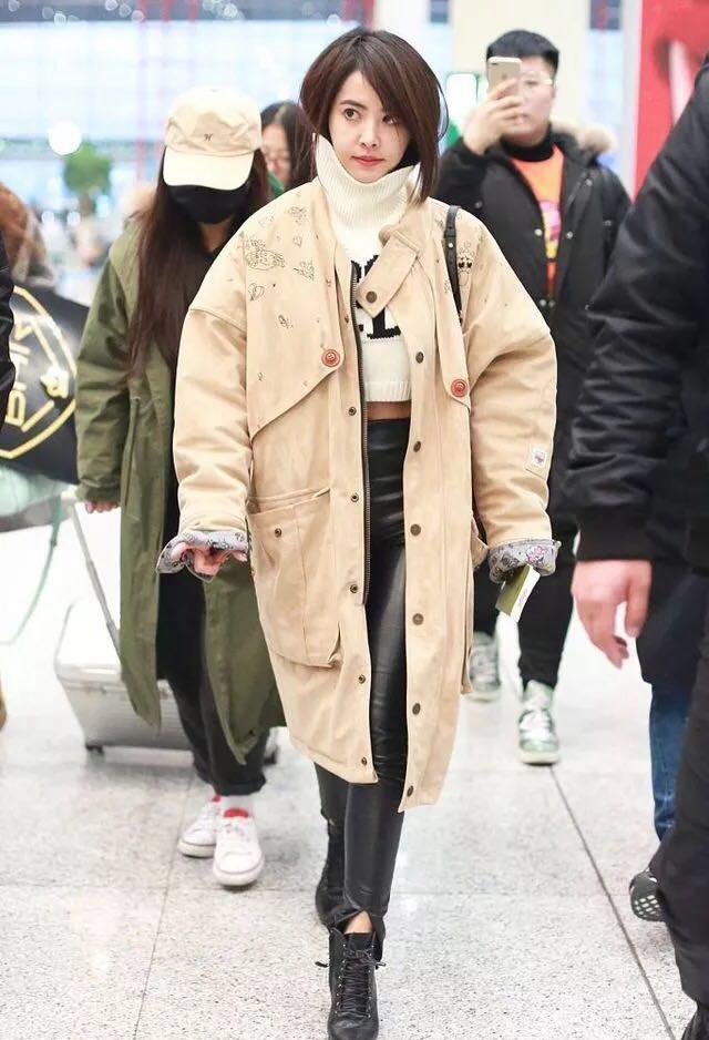 蔡依林现身机场, 一款大衣搭两款造型, 网友: 一次比一次敢穿!