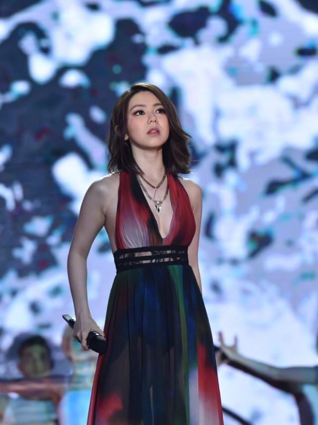 邓紫棋你别撩裙子了, 里面都被看到了, 网友: 我的天呐! 好性感