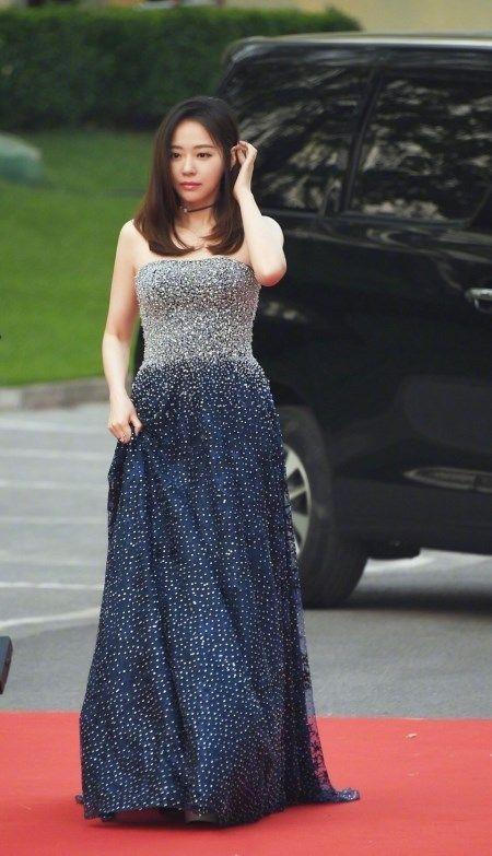 张靓颖凹凸有致的身材曲线展现的淋漓尽致。