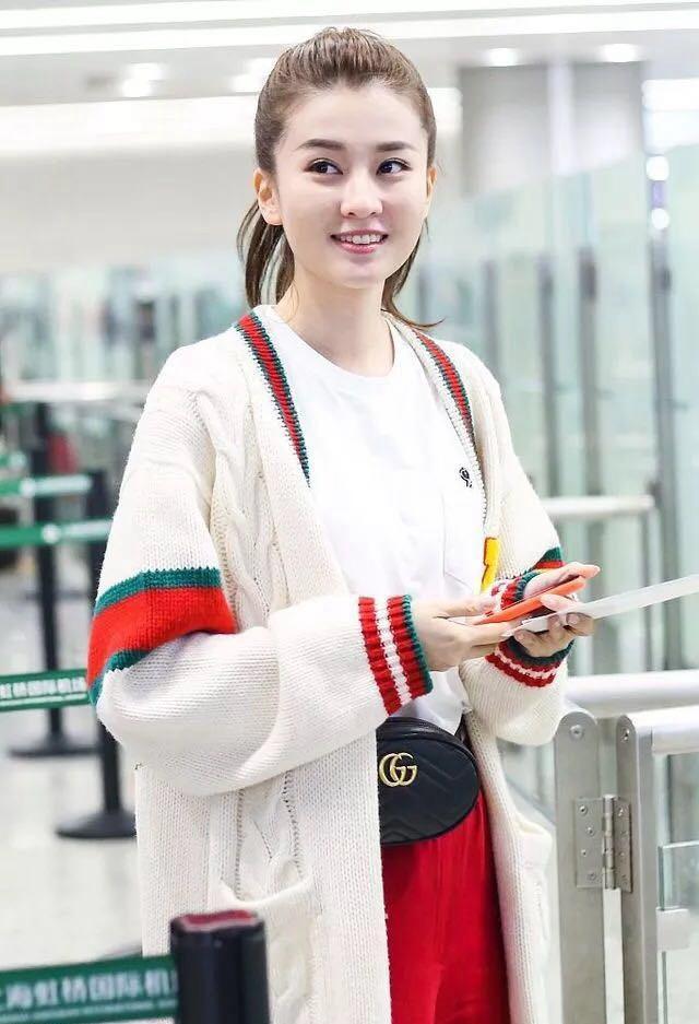 23岁乔欣衣品真好, 机场一条运动裤少女感十足, 今年流行这么穿?