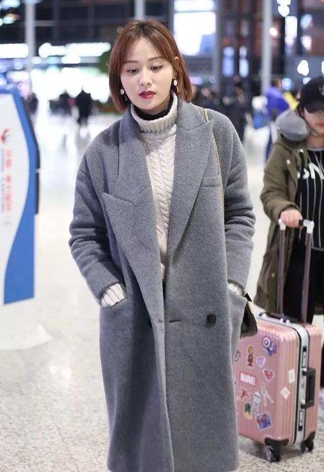 叶一茜这回终于穿对了, 大衣里面搭毛衣, 冬天这样穿美的很出众!