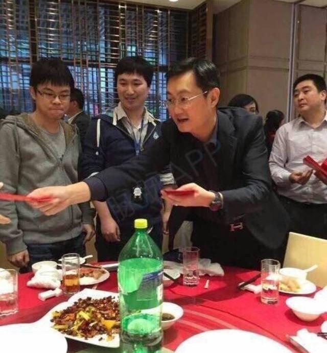 腾讯马化腾亲自给员工发红包, 现场照片被员工抓拍流出