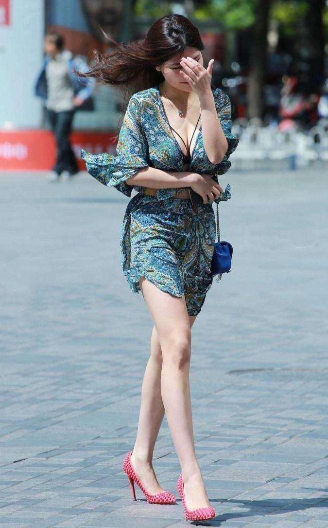 街拍: 美女穿度假裙出来面对疾风, 吹起来自己都尴尬