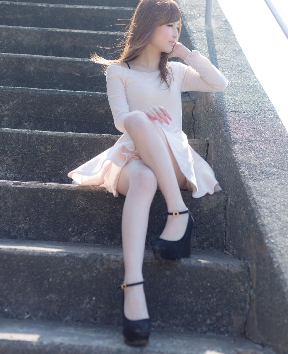 台阶上的粉裙美少女“它”的美值得令人驻足!