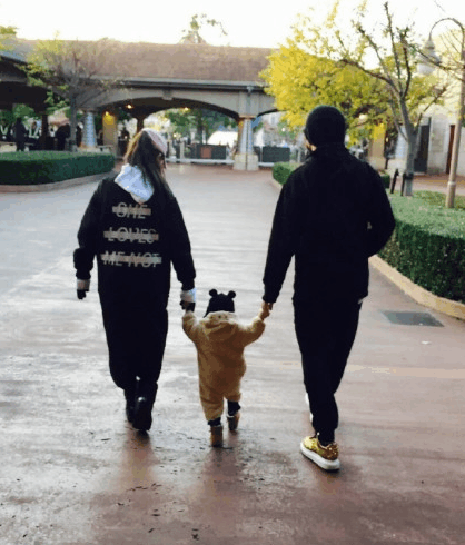 搜狐公众平台 - 周杰伦一家牵手温馨同行 小周