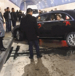 【接新娘遇到车祸,新郎心里别提多挣扎】