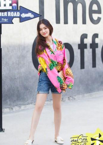 林允撞上江疏影同款菠萝衬衫 真是没有对比就没有伤害啊