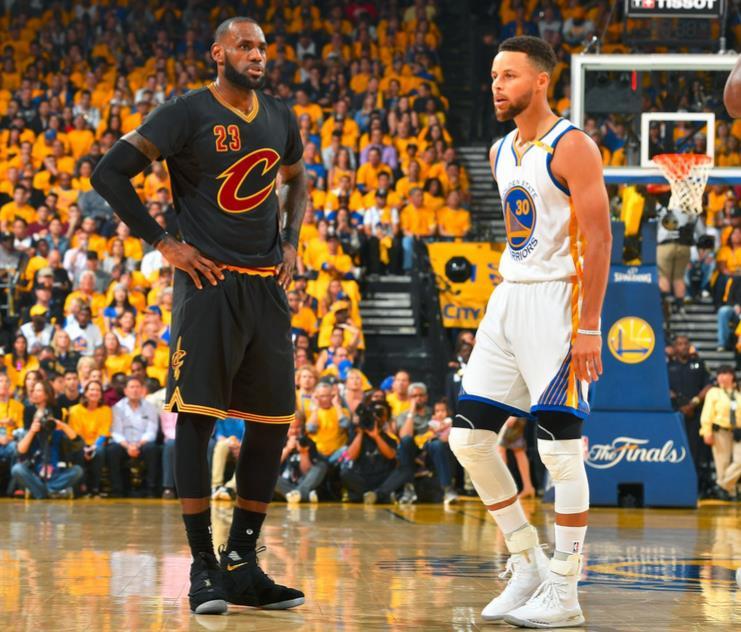 NBA总决赛第二场, <wbr>小学生库里违例单打詹姆斯! <wbr>后面的女观众火了 NBA总决赛第二场, <wbr>小学生库里违例单打詹姆斯! <wbr>后面的女观众火了