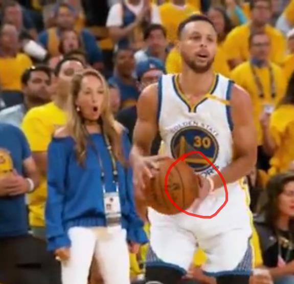 NBA总决赛第二场, <wbr>小学生库里违例单打詹姆斯! <wbr>后面的女观众火了 NBA总决赛第二场, <wbr>小学生库里违例单打詹姆斯! <wbr>后面的女观众火了