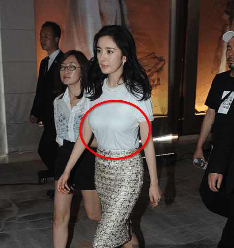 杨幂穿白色T桖, 网友看了都说: “女王”称号不是白叫的! 这气场也是没谁了!