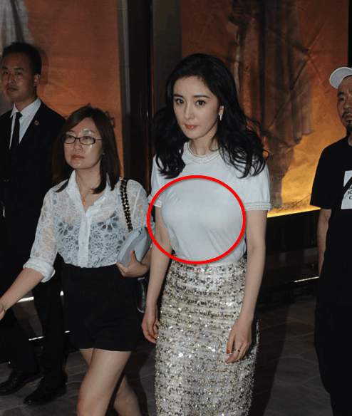 杨幂穿白色T桖, 网友看了都说: “女王”称号不是白叫的! 这气场也是没谁了!
