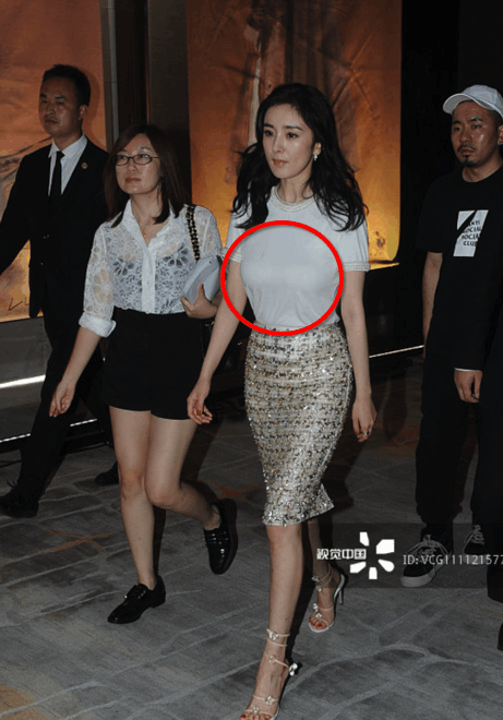 杨幂穿白色T桖, 网友看了都说: “女王”称号不是白叫的! 这气场也是没谁了!