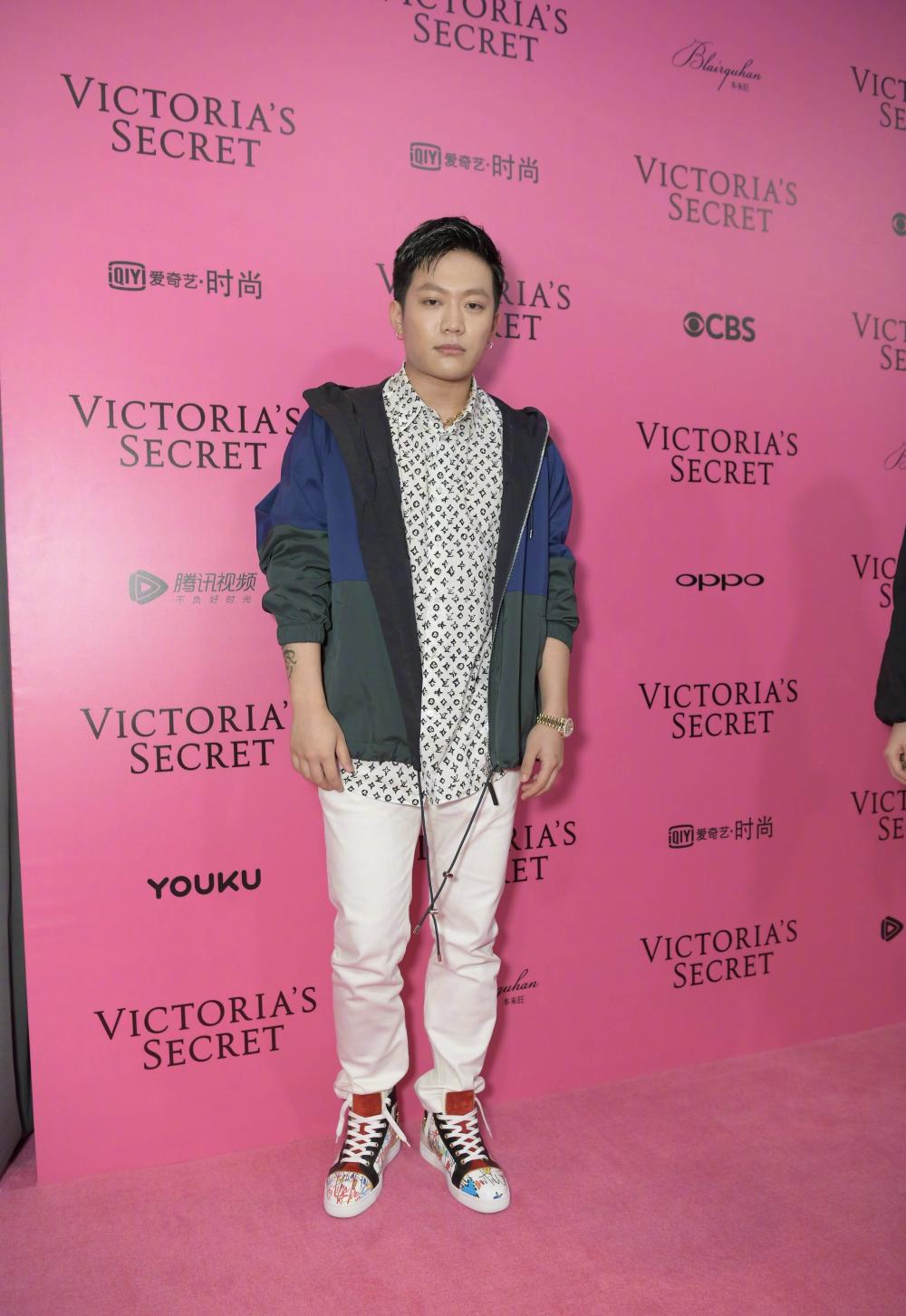 维密红毯明星造型照, 网友吐槽: 到底是谁得罪了摄影师?