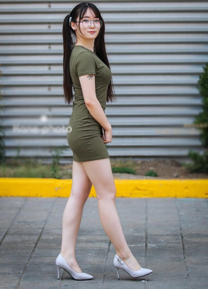 路人街拍: 黄金身材的重庆妹子, 超可爱!