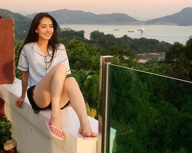 郭碧婷微博晒晨照 网友: 嫌她腿上肉多的人太年轻