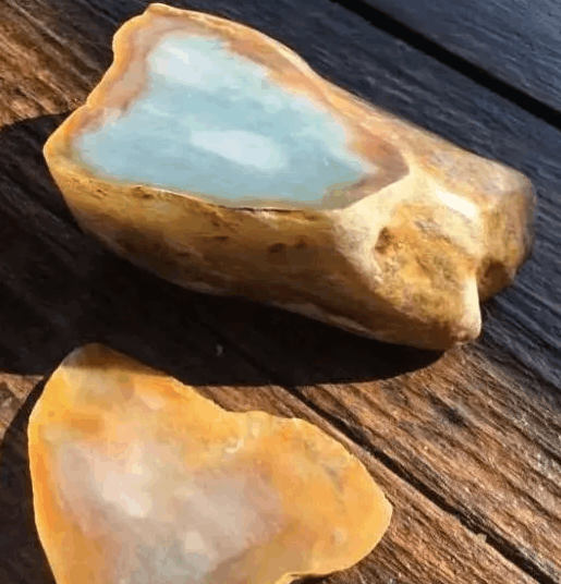 花万元买下的一块大马坎翡翠原石, <wbr>切开后嘴都合不拢了!